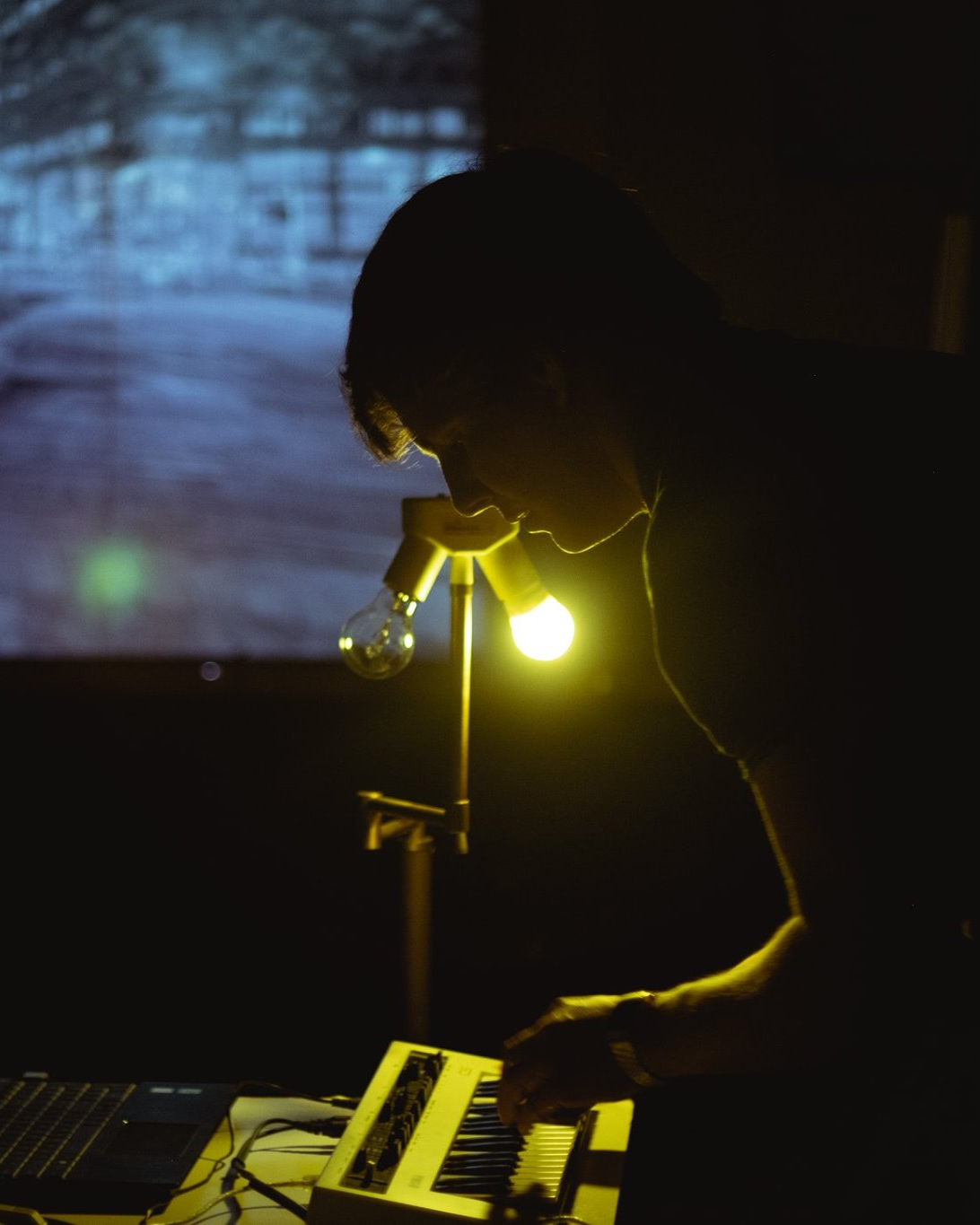 Moritz spielt im Schatten Keyboard